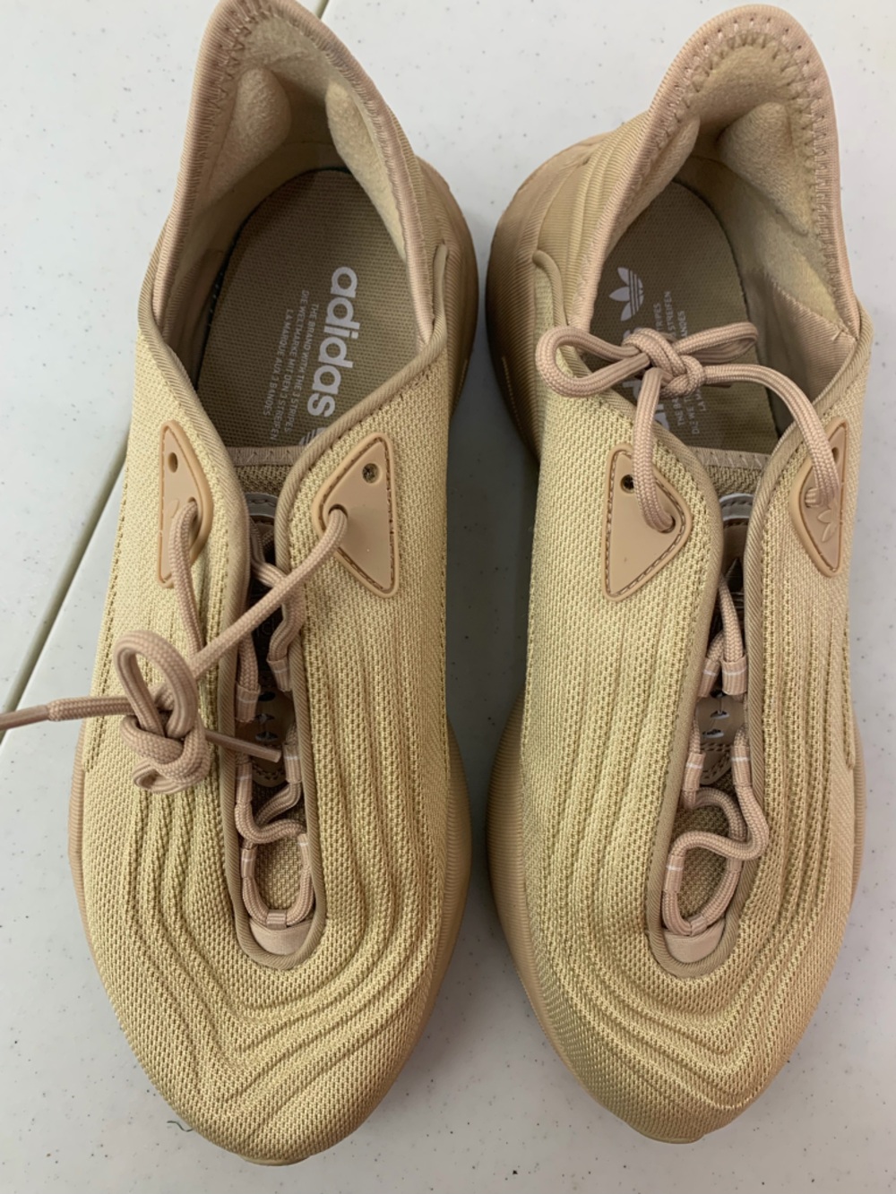Adidas Originals Ozelia Beige Sneakers Men’s 10 Women’s 11